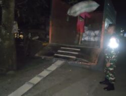 Dinginnya Malam Tidak Pengaruhi Semangat, Babinsa Kodim 1404/Pinrang Dampingi Penyerapan Gabah Petani Oleh Bulog