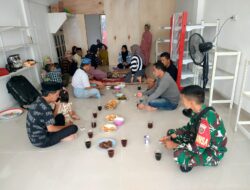Babinsa Tetap Laksanakan Komsos Bersama Warga Desa Binaan Di Suasana Lebaran