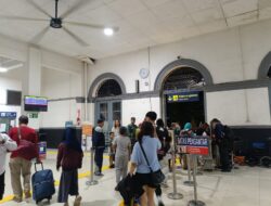 Babinsa Cikole Amankan Arus Balik Idul Fitri di Stasiun Kota Sukabumi, Himbau Warga Waspada Barang Bawaan