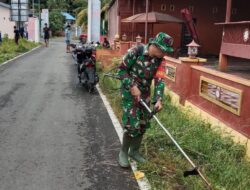 Wujud Kepedulian terhadap Lingkungan, Babinsa Koramil 04/Sinjai Timur Kodim 1424/Sinjai Gelar Karya Bakti Pembersihan Kiri Kanan Jalan