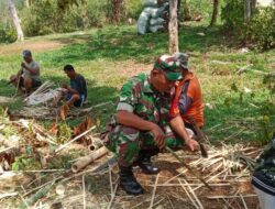 Wujudkan Semangat Gotong Royong, Babinsa Palangka Koramil 05/Sinjai Selatan Kodim 1424/Sinjai Bantu Warga Siapkan Sarana Pesta Pernikahan