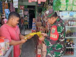 Guna Mengetahui Perkembangan Kebutuhan Pokok, Babinsa Koramil 01/Simtim Pantau Harga Sembako Dan Pangan