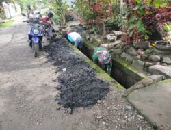Semangat Peduli Lingkungan, Babinsa Kodim 1404/Pinrang Bersama Warga Melaksanakan Pembersihan Saluran Air