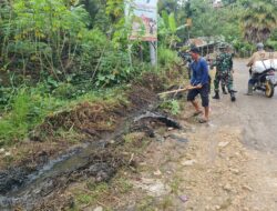 Wujudkan Hidup Sehat, Anggota Koramil Alla Bersama Warga Bersihkan Selokan