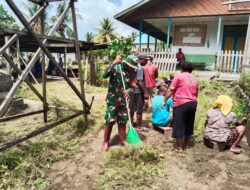 Babinsa melaksanakan Karya Bakti bersama masyarakat Binaan