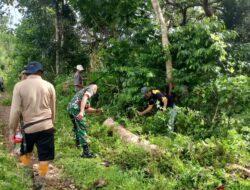 Babinsa Koramil 05/Sinjai Selatan Bersama Warga Laksanakan Karya Bakti Pembersihan Jalan Tani
