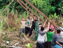 Atasi Kesulitan Rakyat, Babinsa Koramil 06/Teluk Dalam Bantu Dirikan Rumah Warga Binaan