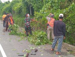 Anggota Koramil-01/Suppa Kodim 1404/Pinrang Kerja Bakti Pembersihan Saluran Air