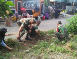 Ciptakan Lingkungan Bersih, Personil Koramil 1405-03/Bacukiki Kerja Bakti Bersama Masyarakat
