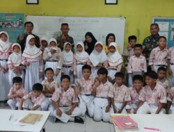 Sambangi Siswa – Siswi SDN 018,Babinsa Koramil 0907/03 Tarbar Ajarkan Matematika Metode Gasing