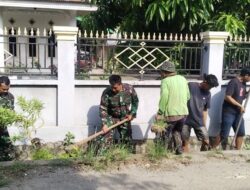 Peduli Kebersihan Lingkungan, Koramil-08 Kodim 1404/Pinrang Bersihkan Saluran Air Bersama Warga
