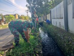 Personel Koramil Sinjai Utara 01/Kodim 1424/Sinjai Gelar Karya Bakti Pembersihan Selokan