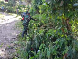 Anggota Koramil 1419-03/Baraka Bersama Warga Bersihkan Selokan