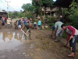 Anggota Koramil 1419-04/Alla Gelar Karya Bakti Pembersihan Selokan