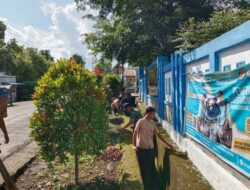 Personel Koramil 1424-02/Sinjai Barat Kodim 1424/Sinjai Gelar Karya Bakti Pembersihan Selokan