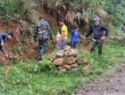 Personel Koramil 1424-06/Sinjai Borong Kodim 1424/Sinjai Gelar Kerja Bakti Pembersihan Kiri Kanan Jalan