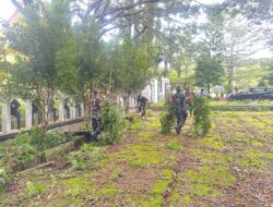 Demi Lingkungan Sehat, Koramil 1419-02/Enrekang dan Warga Gelar Karya Bakti Bersihkan Selokan