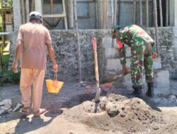 Babinsa Desa Negeri Atiahu, Kec Siwalalat Kab Seram Bagian Timur, Sertu Suhaimin Fauth Membantu Masyarajat Rehab Rumah