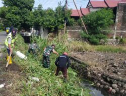 Penuhi Kebutuhan Air petani, Koramil-03 Kodim 1404/Pinrang Bersihkan Saluran irigasi Bersama Warga