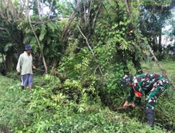 Cegah Banjir Dan Wabah Penyakit Personil Koramil-07/Tanete Rilau Bersama Masyarakat Bersihkan Parit