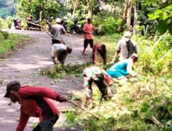 Personel Koramil 1424-03/Sinjai Tengah Kodim 1424/Sinjai Gelar Karya Bakti Pembersihan Selokan