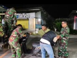 Danramil 1502-06/Bula, bersama anggota membantu masyarakat yg mengalami gangguan kerusakan motor di jalan