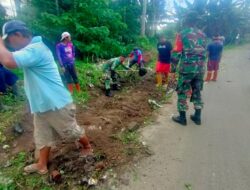Anggota Koramil 1419-01/Maiwa Gelar Karya Bakti Pembersihan Selokan