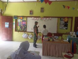 Wasbang Di SD Negri 7 Teupah Selatan, Babinsa Berikan Materi Matematika Metode Gasing Kepada Siswa