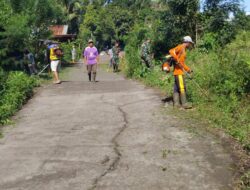 Anggota Koramil 1419-03/Baraka Bersama Warga Bersihkan Selokan