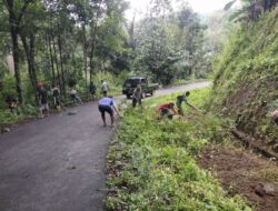Babinsa Koramil 1424-05/Sinjai Selatan Kodim 1424/Sinjai Gelar Kerja Bakti Pembersihan Selokan