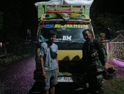 Yakinkan Armada Angkut Gabah Aman, Babinsa Kodim 1404/Pinrang Edukasi Sopir Truk
