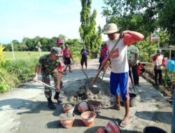 Babinsa Korami-05 Kodim 1404/Pinrang Bantu Warga Binaan Bangun Warung Untuk Tempat Usaha