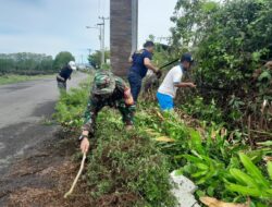 Babinsa Lappa Koramil 01/Sinjai Utara Kodim 1424/Sinjai Gelar Kerja Bakti Pembersihan Kiri Kanan Jalan