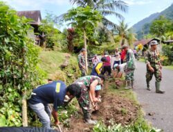 Anggota Koramil 02/Enrekang Karya Bakti Pembersihan Selokan Bersama Warga