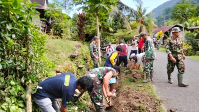 Anggota Koramil 02/Enrekang Karya Bakti Pembersihan Selokan Bersama Warga