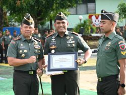 Komandan Korem 141/Toddopuli, berikan penghargaan prajurit berprestasi