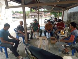 Babinsa Koramil O2/Seunagan Komsos Dengan Tokoh Masyarakat Di wilayah Binaan