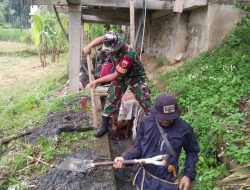 Koramil 1419-02/Enrekang Kerja Bakti Pembersihan Selokan Bersama Warga Sekitar