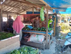 Babinsa laksanakan Komsos bersama pedagang sayur