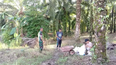 Dengan Cara Komsos, Babinsa Posramil Tripa Makmur Sosialisasikan Bahaya Karhutla.