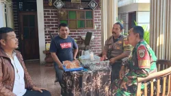 Serka Nurholis Babinsa Nyomplong Perkuat Silaturahmi dan Bahas Kamtibmas Bersama Warga