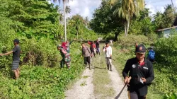 Bersihkan Parit dan Jalan, Babinsa Koramil 04/Salang Kerja Bakti Bersama Masyarakat