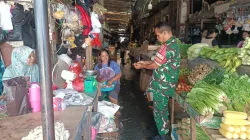 Pantau Aktifitas Pasar,Babinsa Koramil 0907/03 Tarbar Cek Harga Sembako