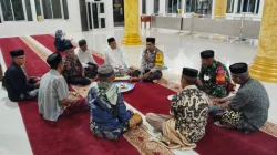 Babinsa Koramil 1404/Paleteang dan Bhabinkamtibmas Shalat Subuh Berjamaah Dengan Warga