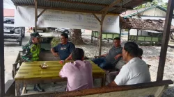 Pererat Silaturahmi, Serda Erwin Laksanakan Komsos dengan Warga Desa Kuala Tadu