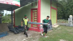 Babinsa dan Pemuda Gampong Gotong Royong Bantu Persiapan Hajatan, Perkuat Solidaritas Sosial di Delima