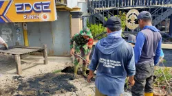 Babinsa Koramil 1404-04/Paleteang Bersama Warga Kerja Bakti Bersihkan Drainase