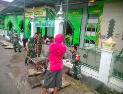 Personel Koramil 1404-05/Patampanua Bersama Warga Gelar Kerja Bakti Bersihkan Saluran air