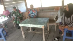 Tetap Semangat Babinsa Koramil 03/Senagan Timur Komsos Bersama Warga Binaan nya