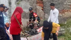Babinsa Koramil 1405-01/Ujung Gelar Karya Bhakti, Bersihkan Lingkungan di Jl. Andi Cammi Parepare